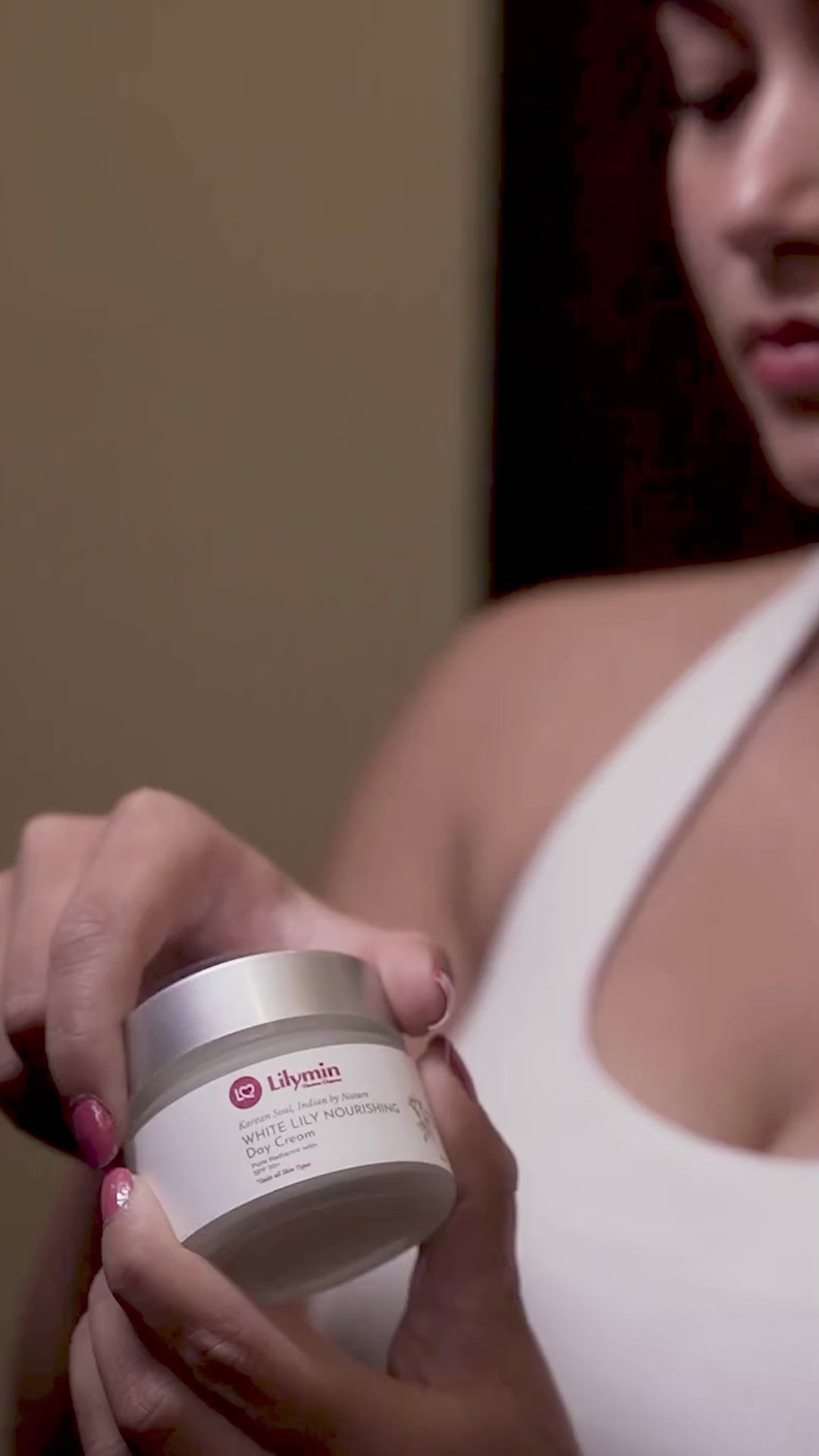 Load video: White lily NOURISHING Day cream