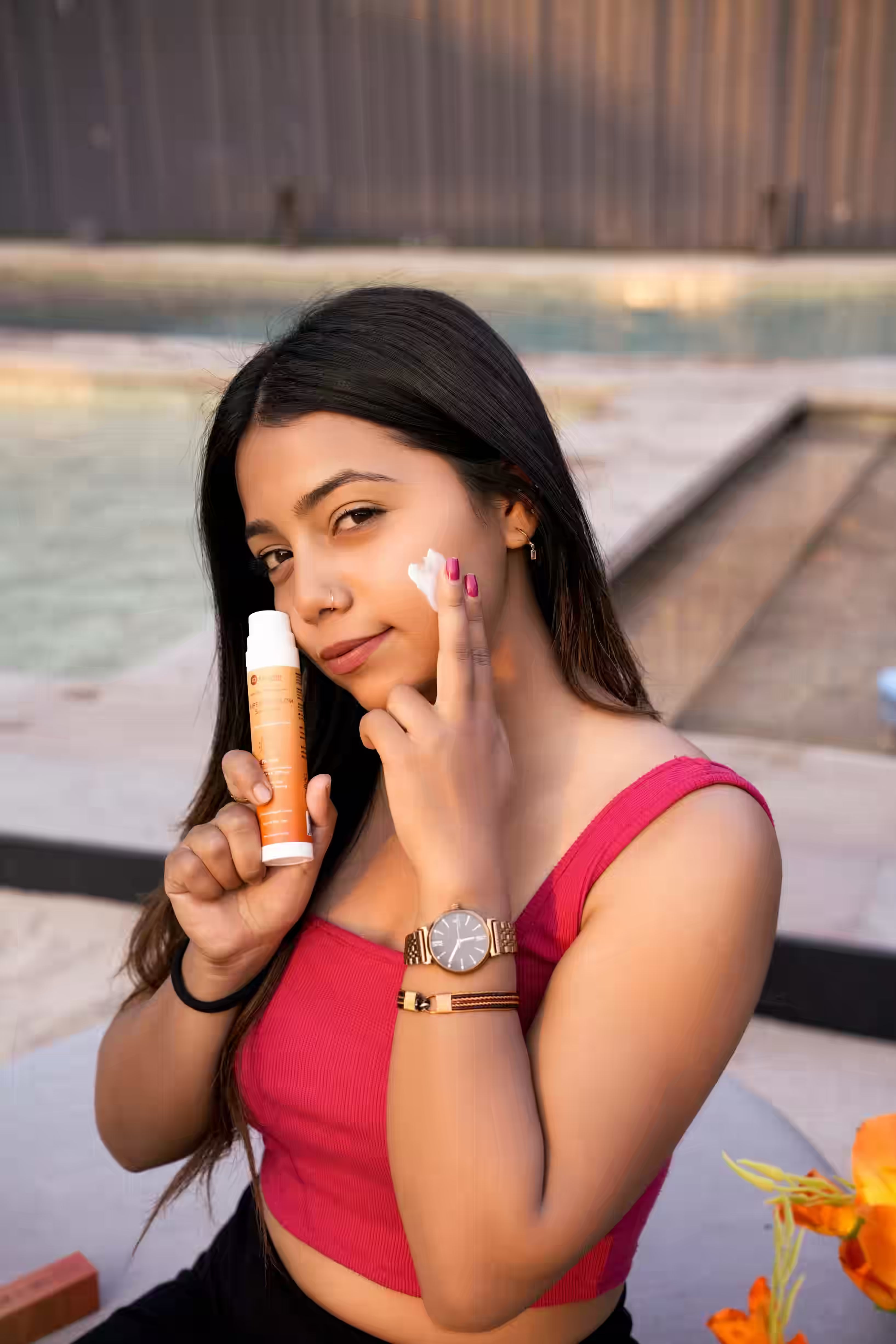 Apply generously to face and neck 15 minutes before sun exposure. 